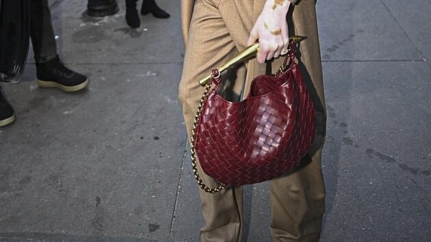 Modelka Winnie Harlowová s kabelkou „Sardine“ od značky Bottega Veneta