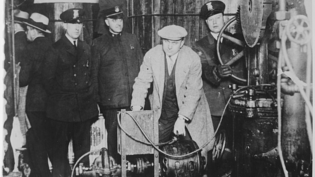 Gang z Detroitu nezajišťoval jen pašování lihovin přes hranice. Velmi aktivně se podílel i na vlastní produkci. Snímek z policejního archivu zachycuje malý podzemní pivovar.