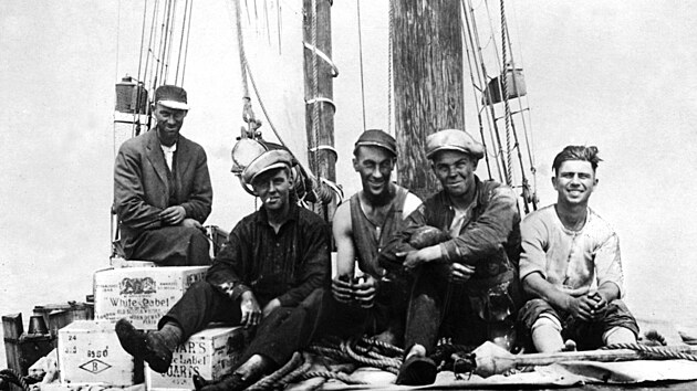 Usmívají se, ale mnoho důvodů k radosti nemají. Jde o zadržené námořníky, členy tzv. Malého židovského námořnictva. Pobřežní stráž jim potopila loď a zabavila náklad.