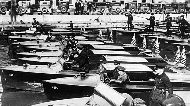 Detroitská policie si až příliš dobře uvědomovala, že přes řeku Detroit proudí do města a celých Spojených států hektolitry alkoholu. Ale i přes masivní nasazení se jí nedařilo toho spojení efektivně přetnout.