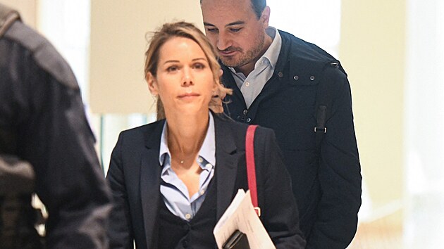 Tiphaine Auzierová, dcera Brigitte Macronové, přichází vypovídat k soudu v Paříži. (28. října 2025)