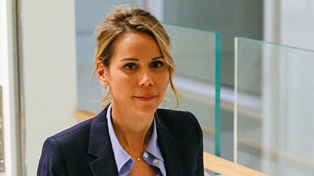 Tiphaine Auzierová, dcera Brigitte Macronové, přichází vypovídat k soudu v Paříži. (28. října 2025)