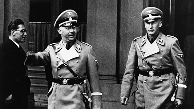 Německý velitel SS Heinrich Himmler opouští hotel Metropol ve Vídni následován Reinhardem Heydrichem. (1938)