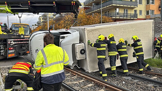 Dodávka po střetu s tramvají zůstala ležet na boku. (27. října 2025)
