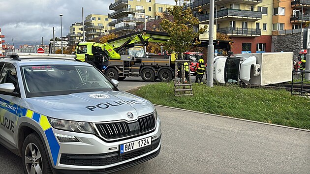 Dodávka po střetu s tramvají zůstala ležet na boku. (27. října 2025)