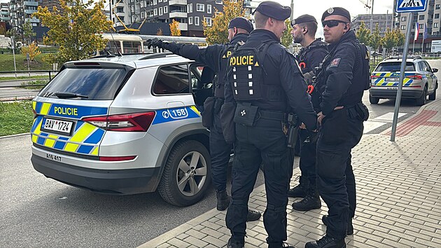 Dodávka po střetu s tramvají zůstala ležet na boku. (27. října 2025)