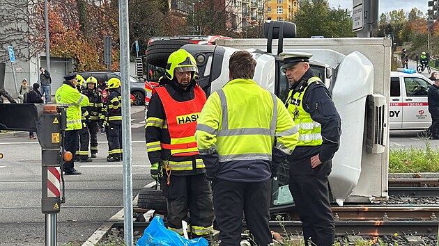 Dodávka po střetu s tramvají zůstala ležet na boku. (27. října 2025)