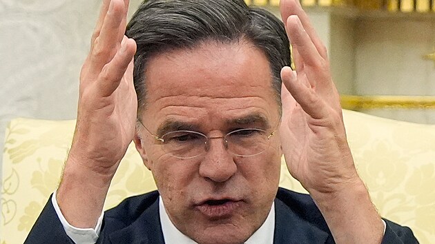 Šéf NATO Mark Rutte při jednání s americkým prezidentem Donaldem Trumpem v Bílém domě. (22. října 2025)