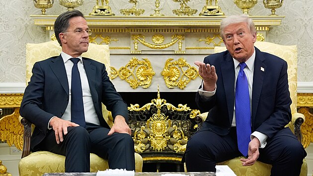 Šéf NATO Mark Rutte a americký prezident Donald Trump při jednání v Bílém domě. (22. října 2025)