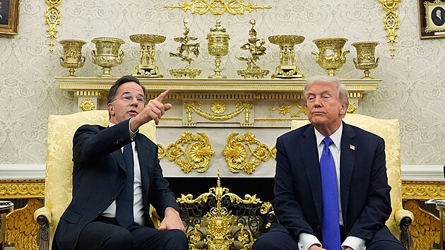 Šéf NATO Mark Rutte a americký prezident Donald Trump při jednání v Bílém domě. (22. října 2025)