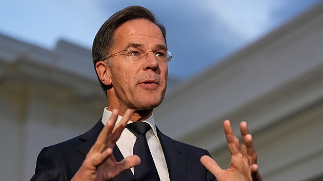 Šéf NATO Mark Rutte hovoří s novináři po jednání s americkým prezidentem Donaldem Trumpem v Bílém domě. (22. října 2025)