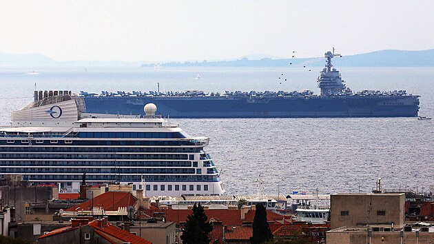 Největší letadlová loď světa kotví v chorvatském Splitu. (21. října 2025)