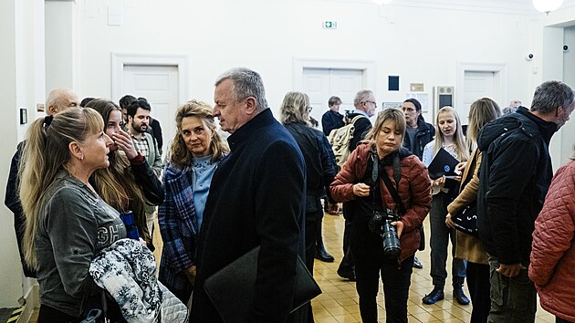 Obžalovaní Ivan Kratochvíl, Andrea Krulišová, Miloš Ouřecký, Přemysl Hadrava a Vladimír Štádler u Městského soudu v Praze v kauze proruské domobranecké skupiny Českoslovenští vojáci v záloze za mír (27. října 2025)