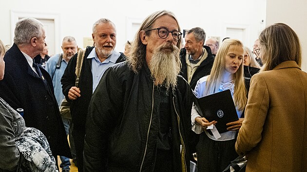 Obžalovaní Ivan Kratochvíl, Andrea Krulišová, Miloš Ouřecký, Přemysl Hadrava a Vladimír Štádler u Městského soudu v Praze v kauze proruské domobranecké skupiny Českoslovenští vojáci v záloze za mír (27. října 2025)