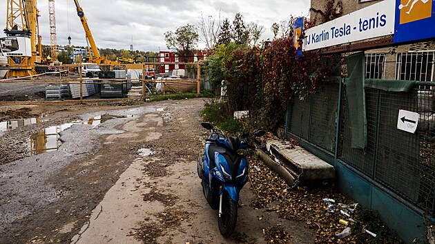 Tenisový klub TJ Karlín Tesla. V těsné blízkosti stavby Libeňského mostu a Nového Rohanu je areál TJ Karlín - Tesla. Budova chátrá, kurty zarůstají travou. A místě je firma pro rozvoz jídla, v sousedství hospoda se zahrádkou. (24. října 2025)