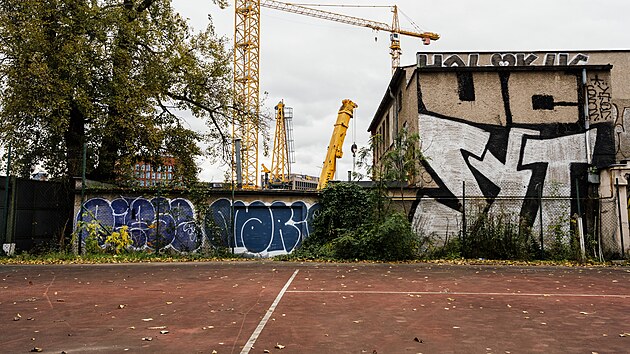 Tenisový klub TJ Karlín Tesla. V těsné blízkosti stavby Libeňského mostu a Nového Rohanu je areál TJ Karlín - Tesla. Budova chátrá, kurty zarůstají travou. Na místě je firma pro rozvoz jídla, v sousedství hospoda se zahrádkou. (24. října 2025)