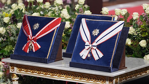 Řád bílého lva a Řád T. G. Masaryka vystavené před udílením státních vyznamenání ve Vladislavském sále na Pražském hradě. (28. října 2025)