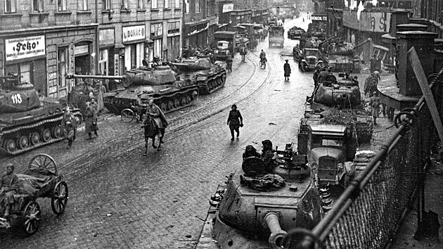 Odcizená speciální lentikulární fotografie bylo složena ze dvou dílů. První tvořil pohled na ulici 28. října u Sýkorova mostu směrem k Masarykovu náměstí při osvobození Ostravy na přelomu dubna a května 1945...