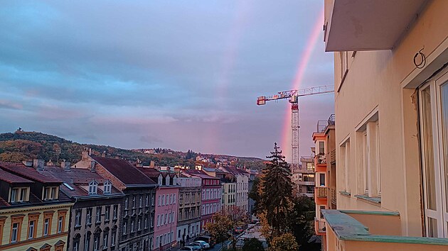 Svítání v Praze výjimečně doprovodila i duha. (23. října 2025)