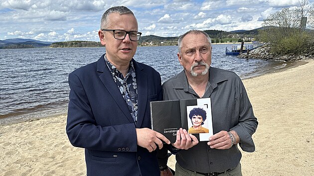 Autoři knihy Pavel Pechoušek (vlevo) a Václav Hýsek se fotí na pláži v Černé v Pošumaví, kde bylo nalezeno tělo zavražděné prostitutky.