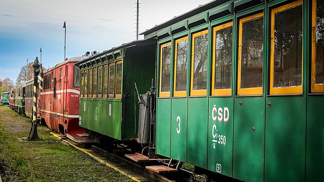 Lokomotivy i vagony stojí na nádraží v Jindřichově Hradci.
