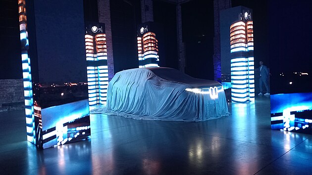 Jako první se na trh dostává výkonná varianta 50 xDrive s pohonem všech kol se základní cenou 1 725 100 Kč. V příštím roce nabídku doplní i cenově dostupnější varianty.