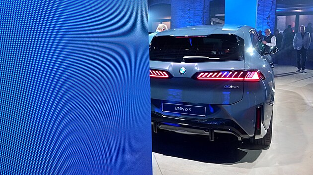 Vzadu jsou velká a obzvláště široká koncová LED světla