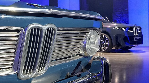 Název nové platformy Neue Klasse odkazuje na slavné modely 60. let, které předefinovaly střední třídu. Vozy, které dělí šest dekád, spojují i stejně tenké ledvinky na přídi.