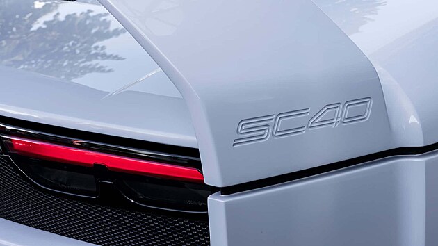 Nápis „SC40“ vyražený na boku zadního křídla vzdává hold ikoně Ferrari z 80. let.