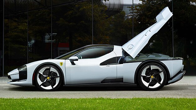 Základní architektura Ferrari SC40 vychází z modelu 296 GTB, což znamená moderní hybridní pohon a uprostřed uložený šestiválcový motor