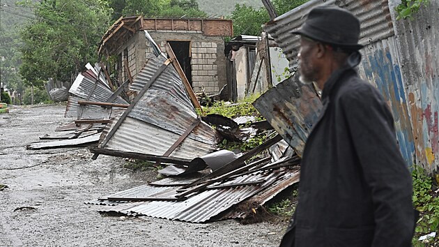 Hurikán Melissa na Jamajce vyvracel stromy a ničil domy. (28. října 2025)
