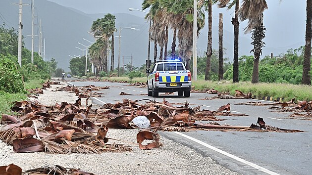 Hurikán Melissa na Jamajce vyvracel stromy a ničil domy. (28. října 2025)