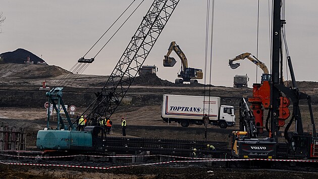 Stavba Pražského okruhu mezi Běchovicemi a dálnicí D1. Zakládání tunelu Dubeč a...