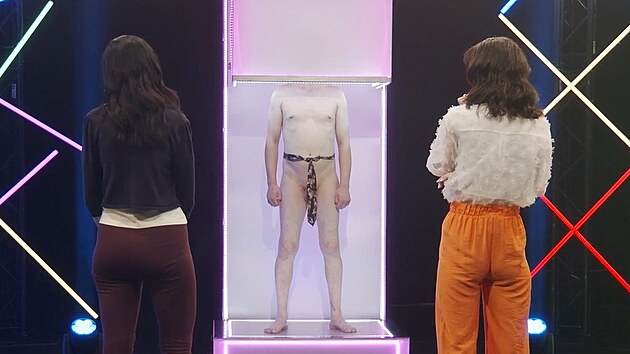 Kamila hodnotí, jak si pánové dokázali uvázat kravatu.