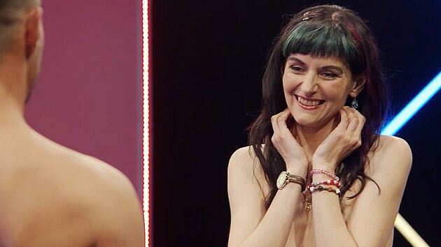 Kamila se svlékla a vybrala z pěti nahých mužů.