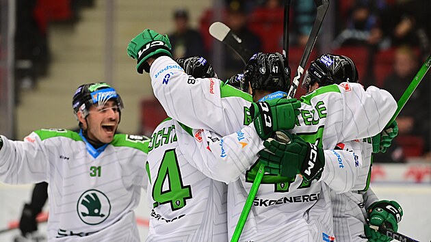 Hokejisté Mladé Boleslavi se radují z gólu do sítě Karlových Varů.