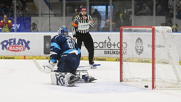 Liberecký brankář Petr Kváča inkasuje gól od soupeřů z Kladna.