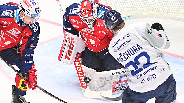 Plzeňský Adam Měchura střílí na branku Pardubic.