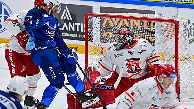 Akce před brankou Hradce Králové v zápase s Kometou Brno.