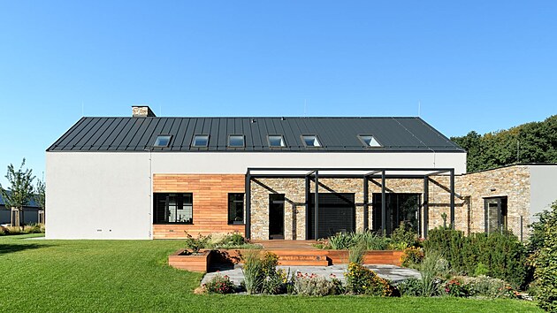 Vzhledem k tvaru a rozměru pozemku je hmota stavby dlouhá a úzká.