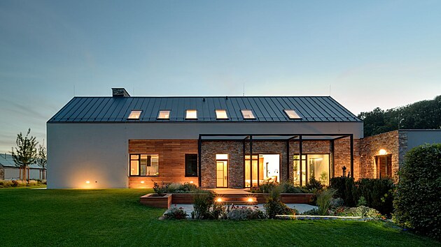 Noční pohled na dům ze zahrady