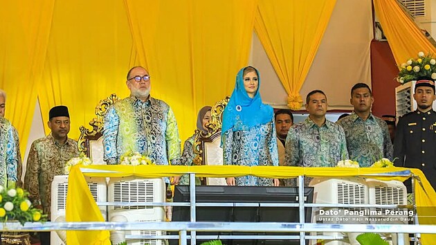 Sultán Muhammad V. Kelantanský s manželkou Dianou Petrou.