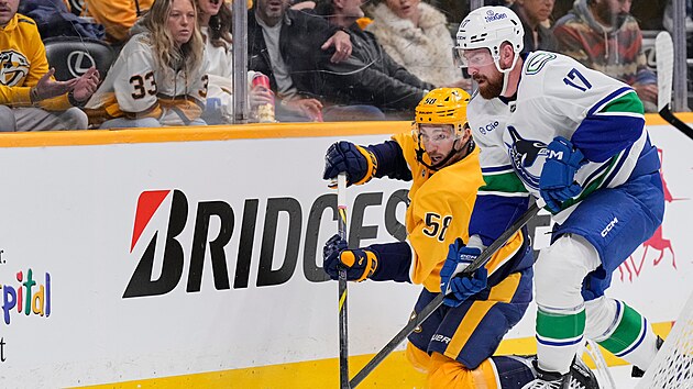 Michael Bunting (58) z Nashville Predators a Filip Hronek (17) z Vancouver...