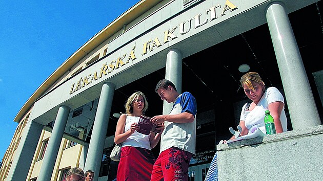 L&eacute;kařsk&aacute; fakulta Univerzity Karlovy v Hradci Kr&aacute;lov&eacute; uvažuje o v&yacute;stavbě rozs&aacute;hl&eacute;ho are&aacute;lu u m&iacute;stn&iacute; fakultn&iacute; nemocnice. Dosud se medici uč&iacute; v &Scaron;imkově ulici, sn&iacute;mek je ze z&aacute;ř&iacute; 2004. V roce 2005 vzniklo v&yacute;ukov&eacute; centrum ve fakultn&iacute; nemocnici.
