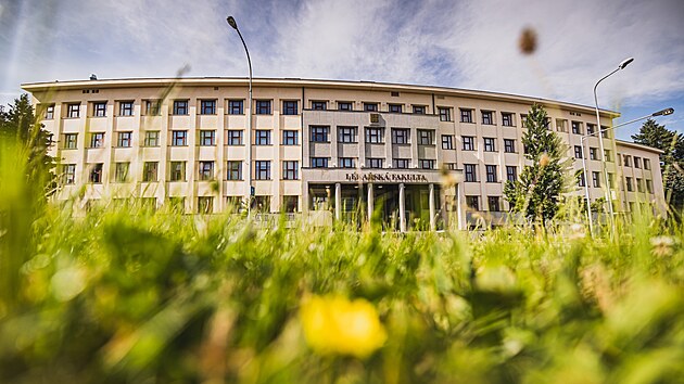Budova v hradeck&eacute; &Scaron;imkově ulici slouž&iacute; L&eacute;kařsk&eacute; fakultě Univerzity Karlovy.