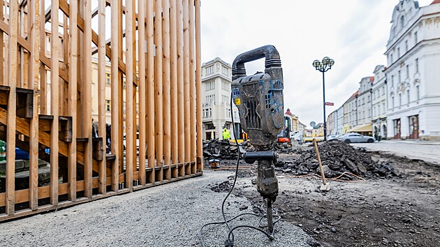 Na hradeckém Velkém náměstí firma opravuje povrchy v okolí umělecké instalace Corral. (14. října 2025)