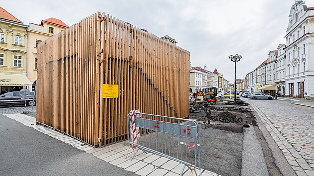 Na hradeckém Velkém náměstí firma opravuje povrchy v okolí umělecké instalace Corral. (14. října 2025)