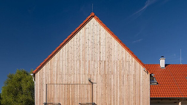 Sedlová střecha v červené barvě byla nutností, vyžadují ji místní předpisy.