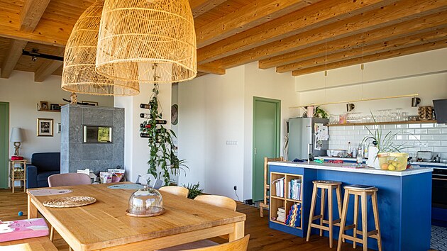 Dřevo, modrá a zelená – interiéru vládne neobvyklá kombinace barev.