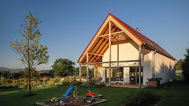 Jednoduché linie domu jsou nadčasové.